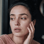 Boutons de stress sur le visage femme