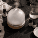 Diffuseur humidificateur huile essentielle en verre et bois sur table