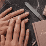 lignes blanches sur les ongles mains naturelles