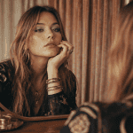 maquillage année 70 hippie sur femme devant miroir