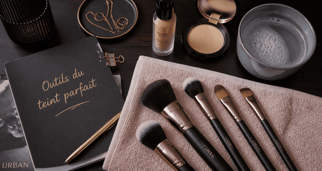 quel pinceau pour fond de teint flat-lay pinceaux maquillage