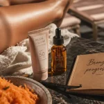 Comment bronzer naturellement : crème solaire et huile pour un teint doré