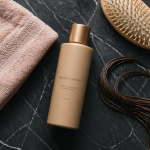 comment utiliser après-shampoing flat lay salle de bain