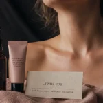 Meilleure crème raffermissante pour le cou : flacon et tube sur serviette, peau du cou