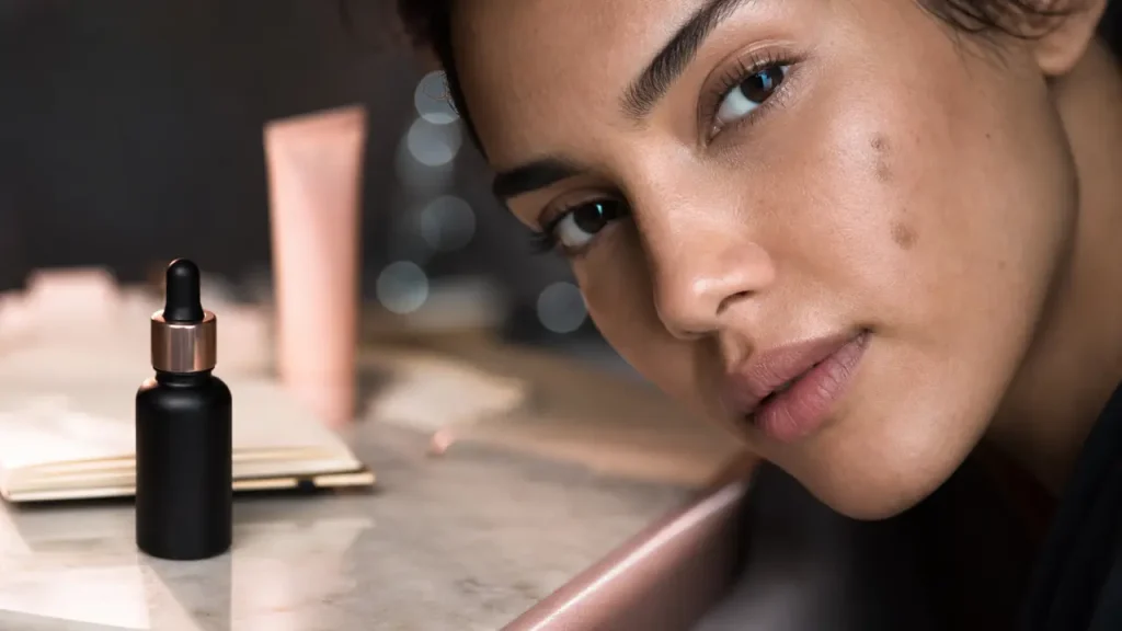 Comment enlever les taches brunes sur le visage : sérum anti-taches et écran solaire