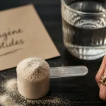 Bon collagène pour la peau : collagène peptides en poudre et verre d’eau