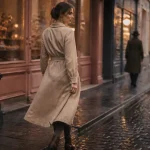 Robe automne femme midi portefeuille beige, collants gris et bottines en mi-saison